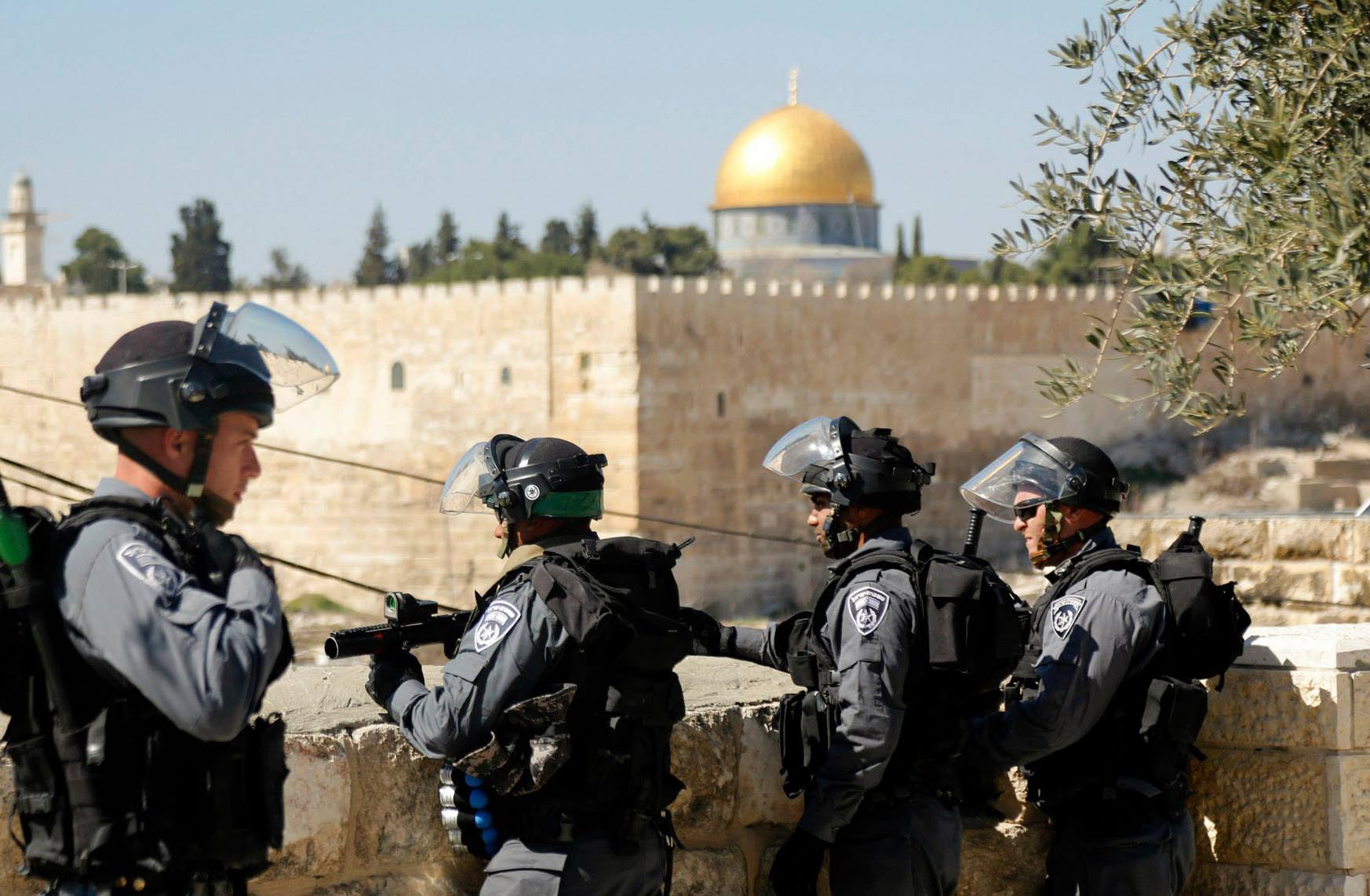 الشرطة الإسرائيلية تمنع الرجال دون 50 عاما من صلاة الجمعة بالأقصى